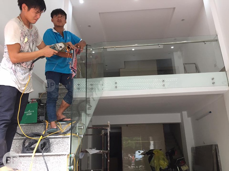 Thi công cầu thang kính bắt tay vịn inox tại 35 Trung Kính